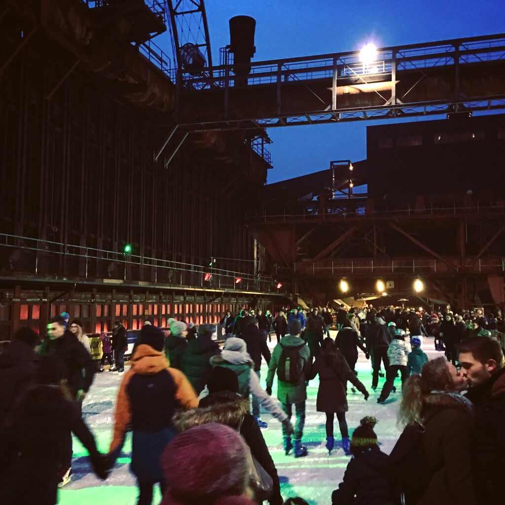 Ein Tag auf der Eisbahn der Kokerei Zollverein in Essen
