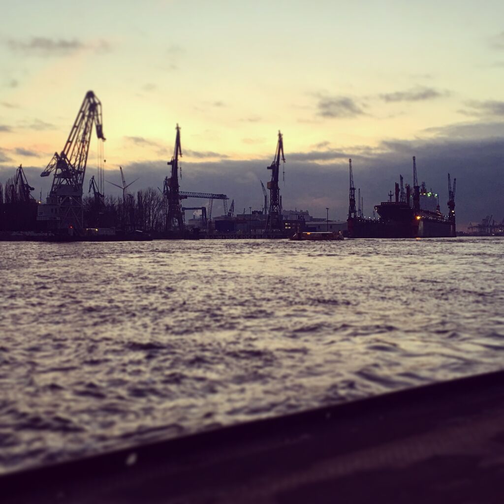 Der Hamburger Hafen bei Sonnenuntergang
