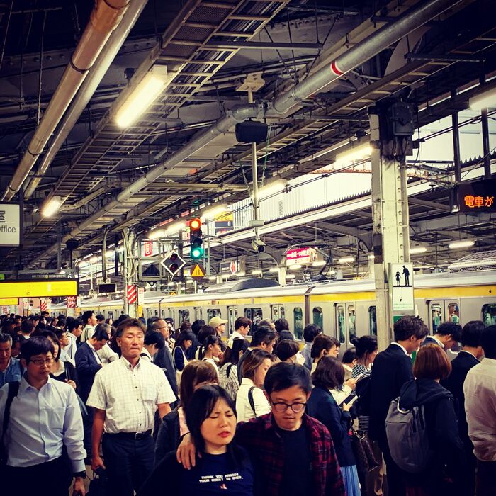 Bahnhof Shinjuku - Ein Ort voller Menschen, Farben und Erfahrungen