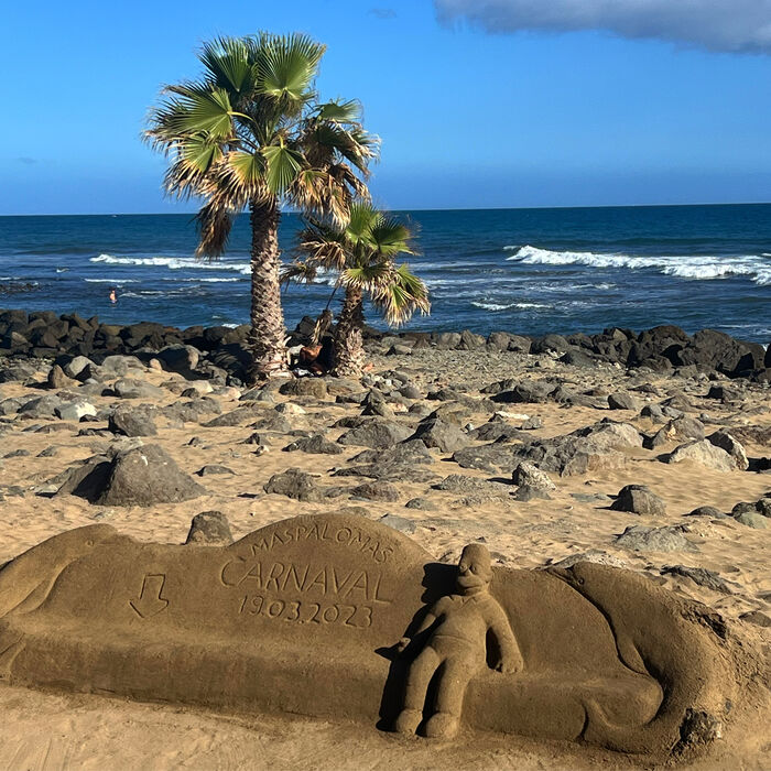 Erlebe Homer Simpsons Sandskulptur beim Karneval in Maspalomas